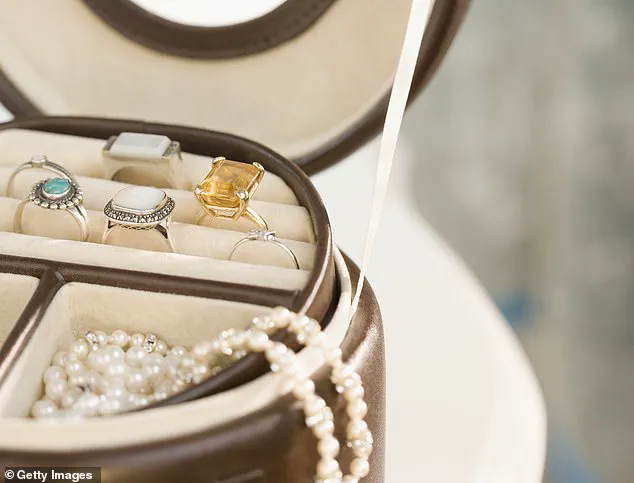 Experts Warn Against Traveling with High-Value Jewelry Due to Increased Risks