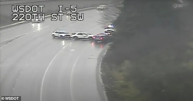 Breaking: Washington Man Steals Patrol Vehicle, Fleeing in High-Speed Chase on Christmas Day – Body Camera Footage Reveals Details