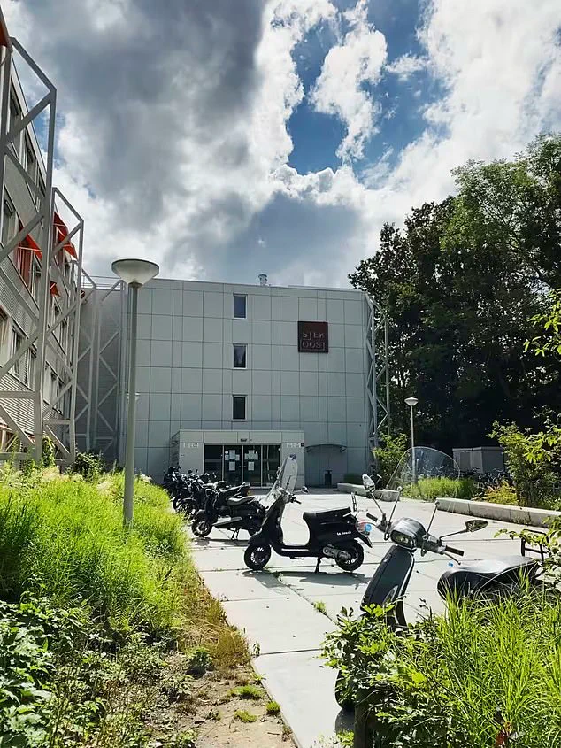 Amsterdam's Stek Oost Housing Project Faces Crisis as Integration Efforts Falter