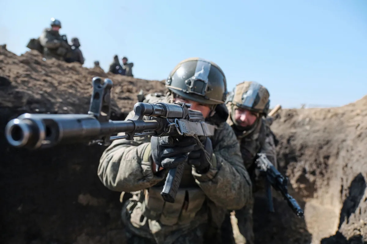 Russian Forces Nearing Key Ukrainian Stronghold as Clashes Intensify in Eastern Ukraine